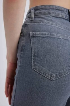 DeFacto Mary Straight Fit Yüksek Bel Kesik Uçlu Paça Jean Pantolon -Tunik Style A0737AX 23SP NM55 05 02