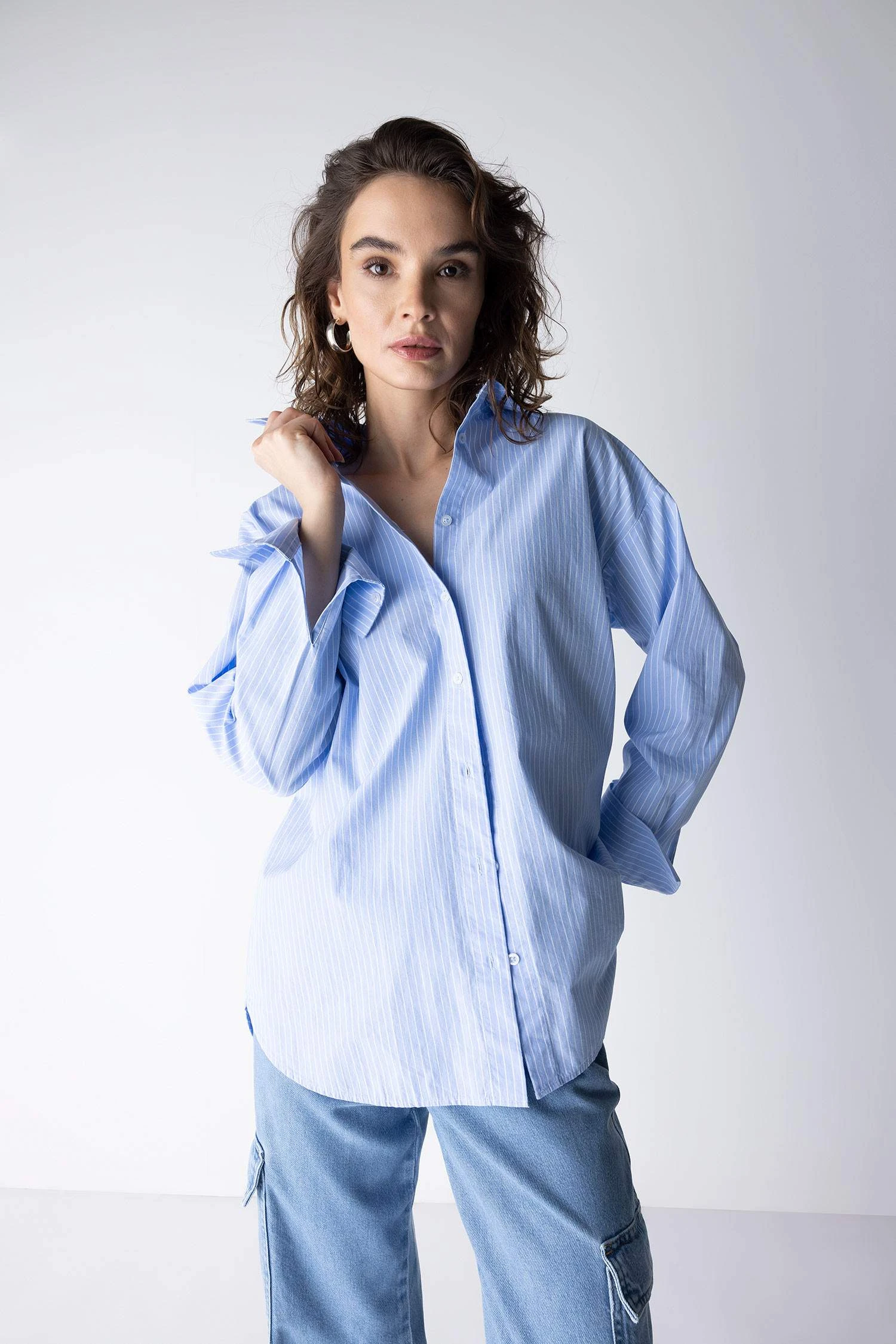DeFacto Oversize Fit Basic Uzun Kollu Poplin %100 Pamuk Gömlek 3 DeFacto Oversize Fit Basic Uzun Kollu Poplin %100 Pamuk Gömlek