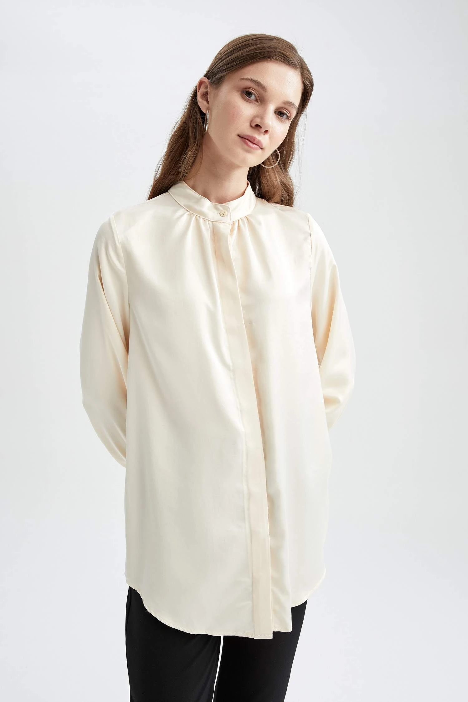 DeFacto Regular Fit Hakim Yaka Uzun Kollu Saten Tunik Gömlek 6 DeFacto Regular Fit Hakim Yaka Uzun Kollu Saten Tunik Gömlek – Bild 4