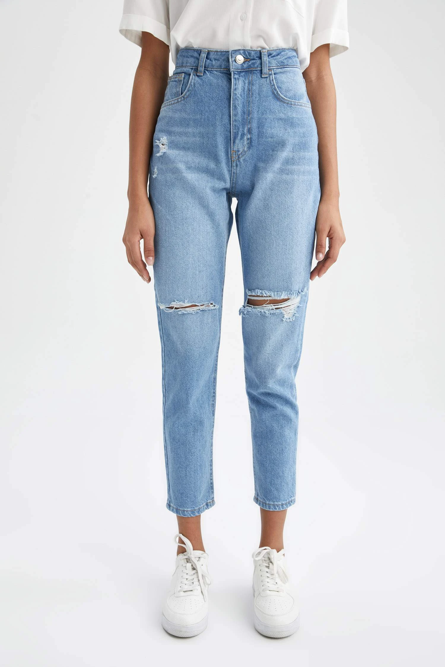 DeFacto Mom Fit Yüksek Bel Yırtık Detaylı Biley Boy Jean %100 Pamuk Pantolon 3 DeFacto Mom Fit Yüksek Bel Yırtık Detaylı Biley Boy Jean %100 Pamuk Pantolon