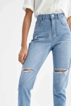DeFacto Mom Fit Yüksek Bel Yırtık Detaylı Biley Boy Jean %100 Pamuk Pantolon 13 DeFacto Mom Fit Yüksek Bel Yırtık Detaylı Biley Boy Jean %100 Pamuk Pantolon -Tunik Style X1166AZ 22SP NM28 05 01