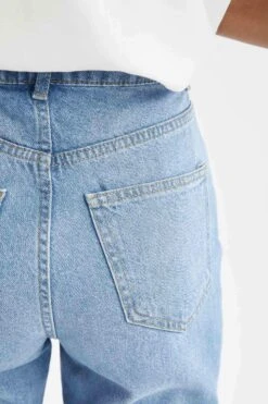 DeFacto Mom Fit Yüksek Bel Yırtık Detaylı Biley Boy Jean %100 Pamuk Pantolon 14 DeFacto Mom Fit Yüksek Bel Yırtık Detaylı Biley Boy Jean %100 Pamuk Pantolon -Tunik Style X1166AZ 22SP NM28 06 01