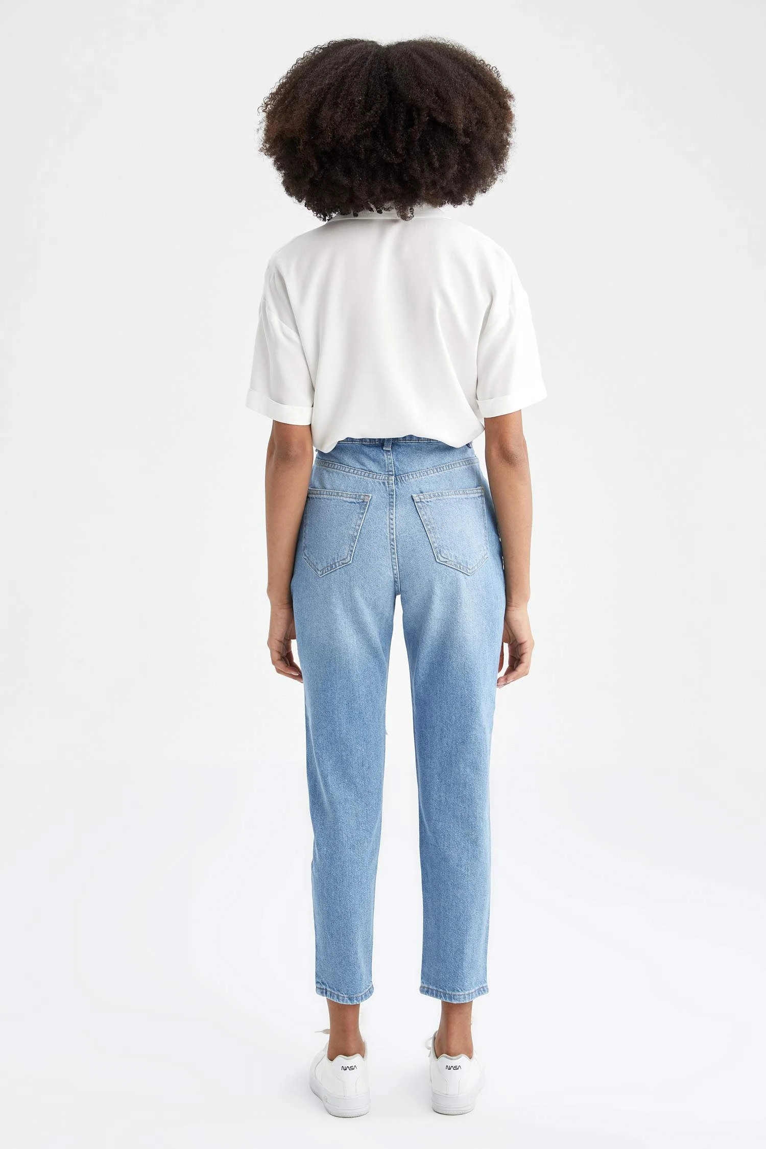 DeFacto Mom Fit Yüksek Bel Yırtık Detaylı Biley Boy Jean %100 Pamuk Pantolon 9 DeFacto Mom Fit Yüksek Bel Yırtık Detaylı Biley Boy Jean %100 Pamuk Pantolon – Bild 7