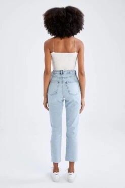 DeFacto Mary Straight Fit Yüksek Bel Jean Pantolon 17 DeFacto Mary Straight Fit Yüksek Bel Jean Pantolon -Tunik Style X1173AZ 22SP NM39 06 01