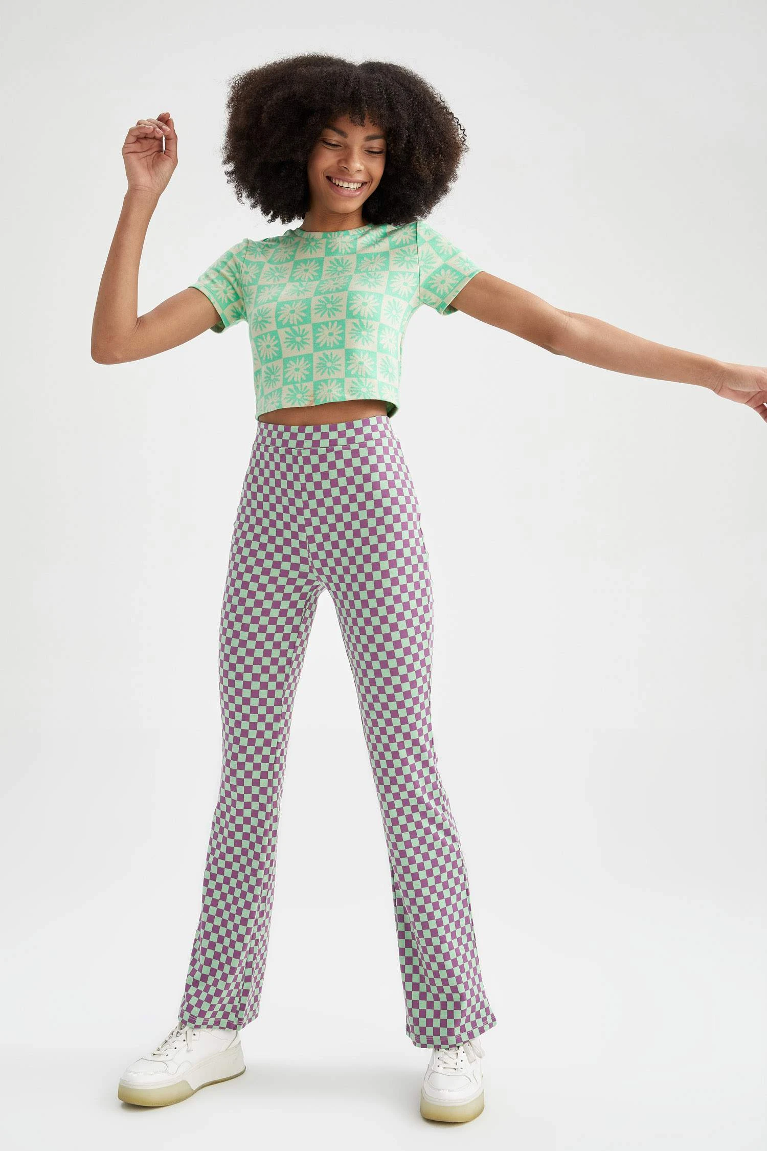 DeFacto Flare Fit Dama Desenli Jakarlı İspanyol Paça Pantolon 5 DeFacto Flare Fit Dama Desenli Jakarlı İspanyol Paça Pantolon – Bild 3