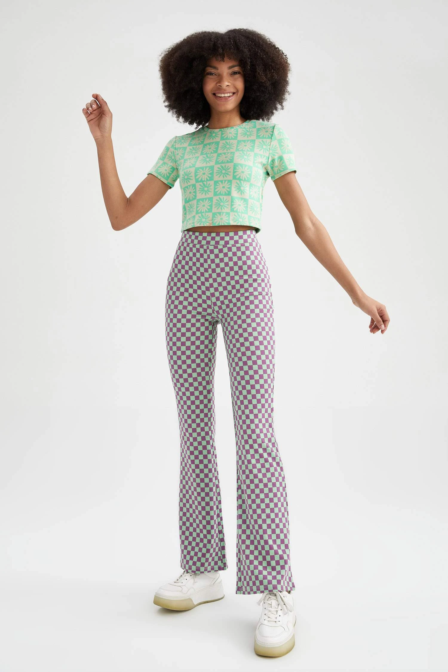 DeFacto Flare Fit Dama Desenli Jakarlı İspanyol Paça Pantolon 7 DeFacto Flare Fit Dama Desenli Jakarlı İspanyol Paça Pantolon – Bild 5