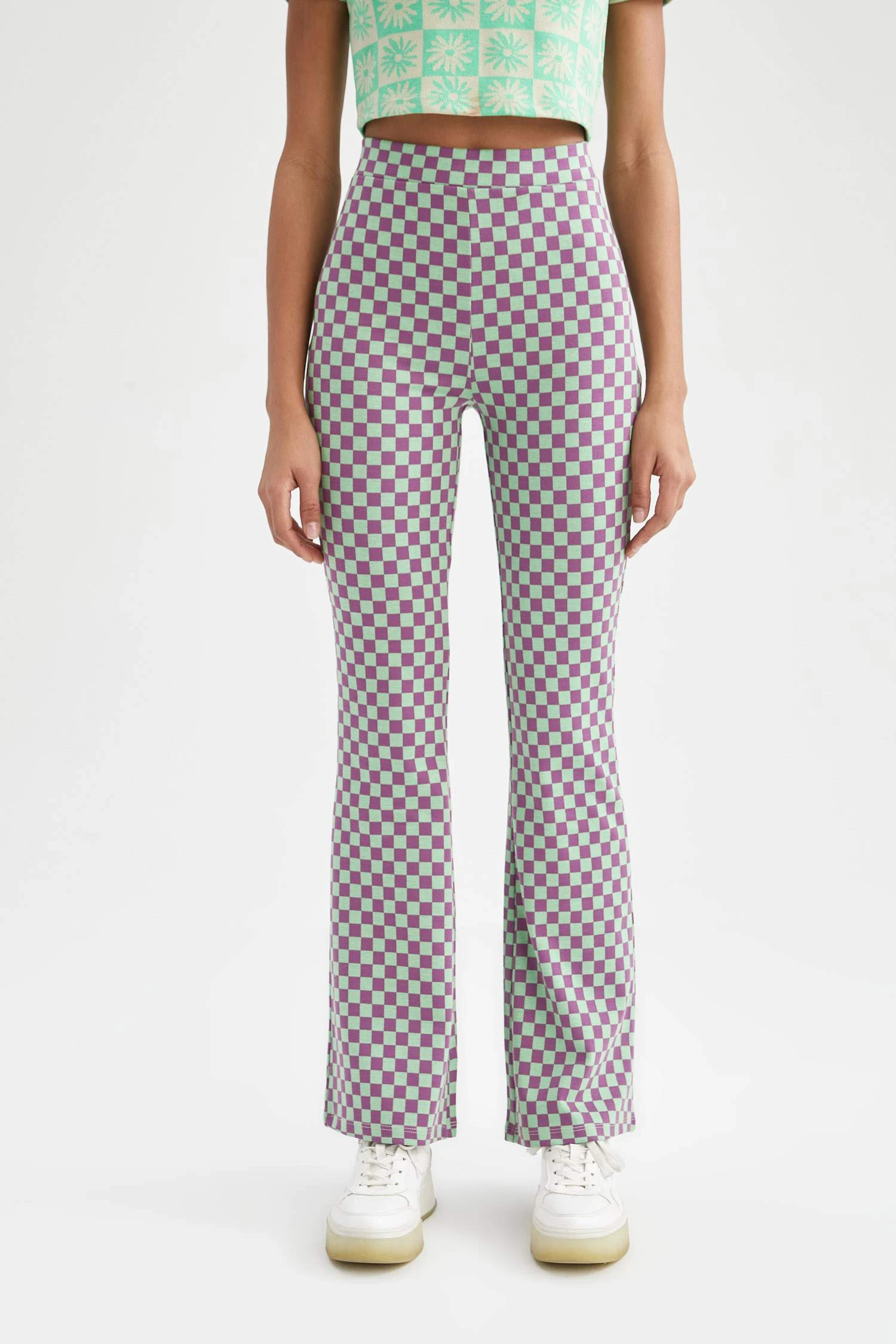 DeFacto Flare Fit Dama Desenli Jakarlı İspanyol Paça Pantolon 8 DeFacto Flare Fit Dama Desenli Jakarlı İspanyol Paça Pantolon – Bild 6