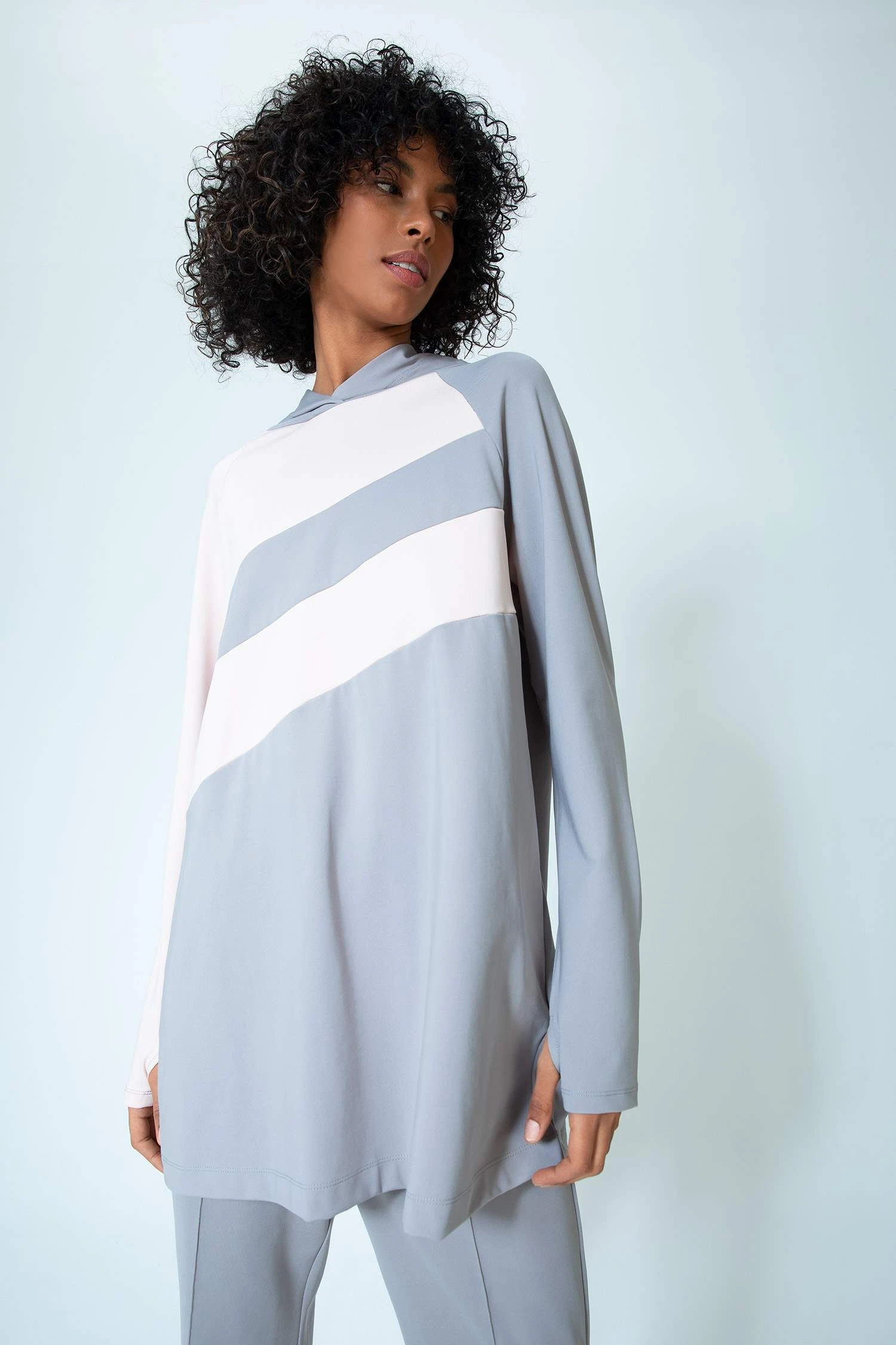 DeFacto Regular Fit Kapüşonlu Renk Bloklu Krep Uzun Kollu Tunik 3 DeFacto Regular Fit Kapüşonlu Renk Bloklu Krep Uzun Kollu Tunik