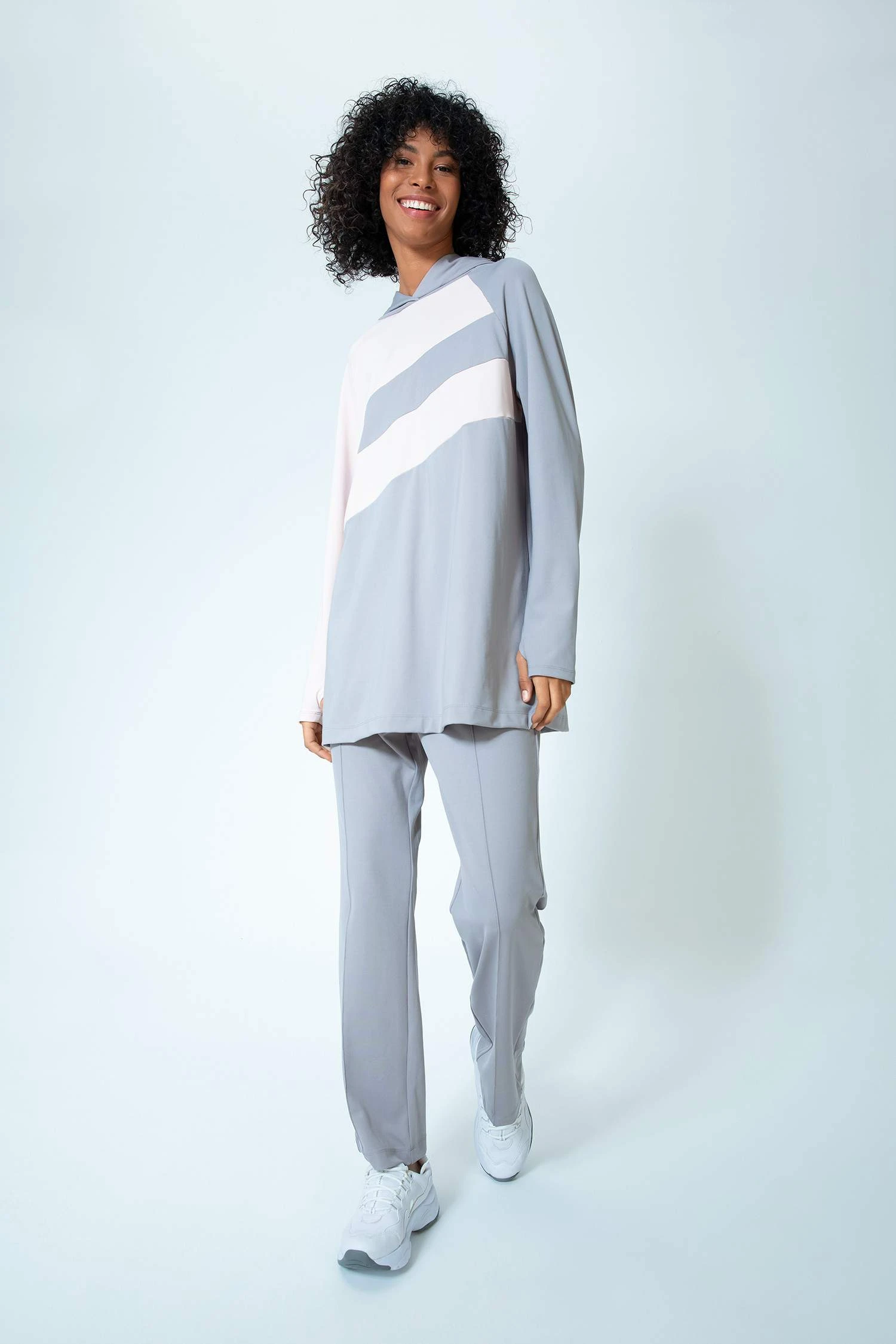 DeFacto Regular Fit Kapüşonlu Renk Bloklu Krep Uzun Kollu Tunik 5 DeFacto Regular Fit Kapüşonlu Renk Bloklu Krep Uzun Kollu Tunik – Bild 3