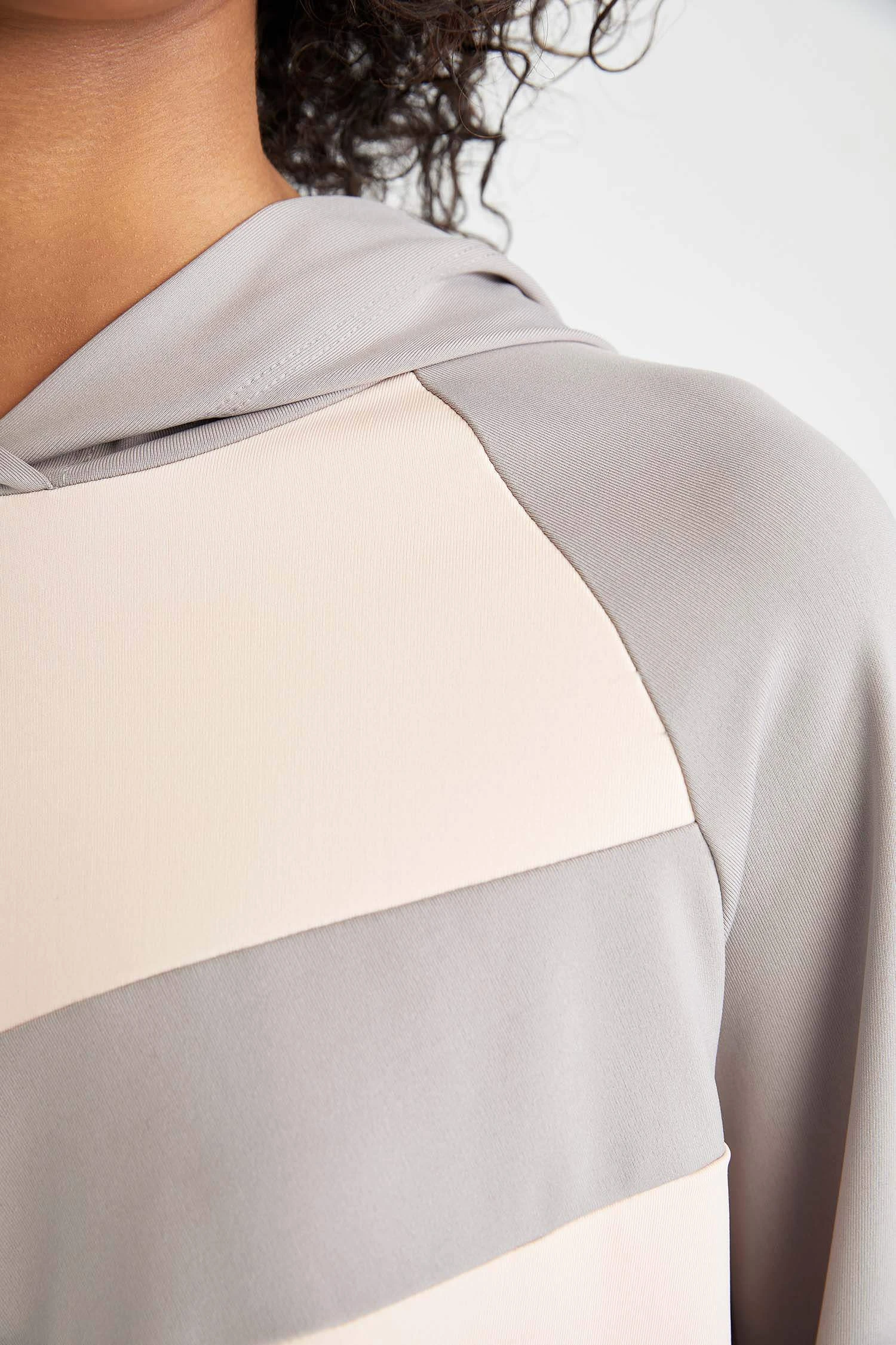 DeFacto Regular Fit Kapüşonlu Renk Bloklu Krep Uzun Kollu Tunik 10 DeFacto Regular Fit Kapüşonlu Renk Bloklu Krep Uzun Kollu Tunik – Bild 8