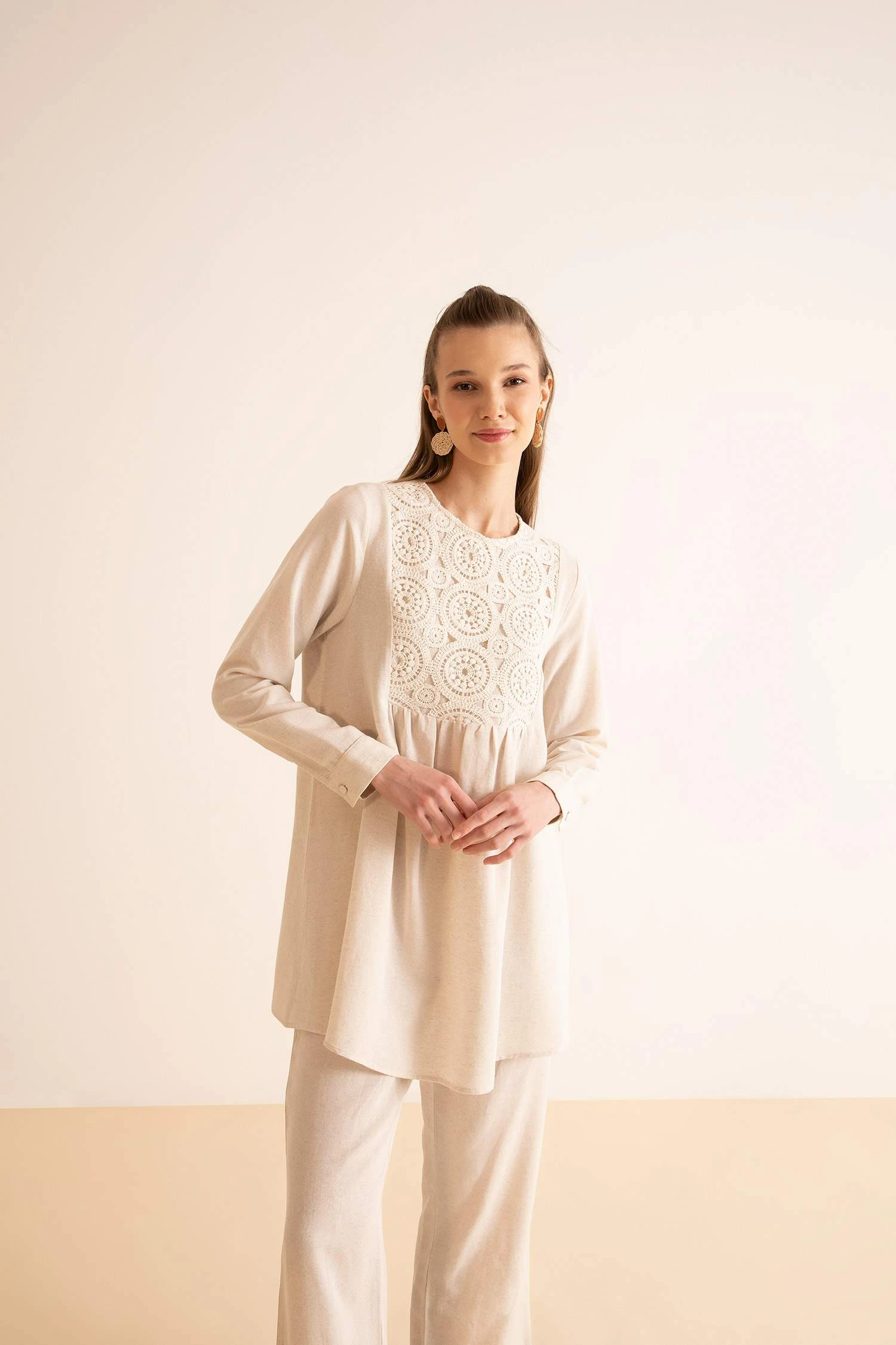 DeFacto Regular Fit Bisiklet Yaka Dantel Detaylı Keten Karışımlı Uzun Kollu Tişört Tunik 3 DeFacto Regular Fit Bisiklet Yaka Dantel Detaylı Keten Karışımlı Uzun Kollu Tişört Tunik