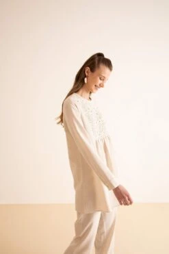 DeFacto Regular Fit Bisiklet Yaka Dantel Detaylı Keten Karışımlı Uzun Kollu Tişört Tunik 12 DeFacto Regular Fit Bisiklet Yaka Dantel Detaylı Keten Karışımlı Uzun Kollu Tişört Tunik -Tunik Style Y1581AZ 22SP BG33 02 03