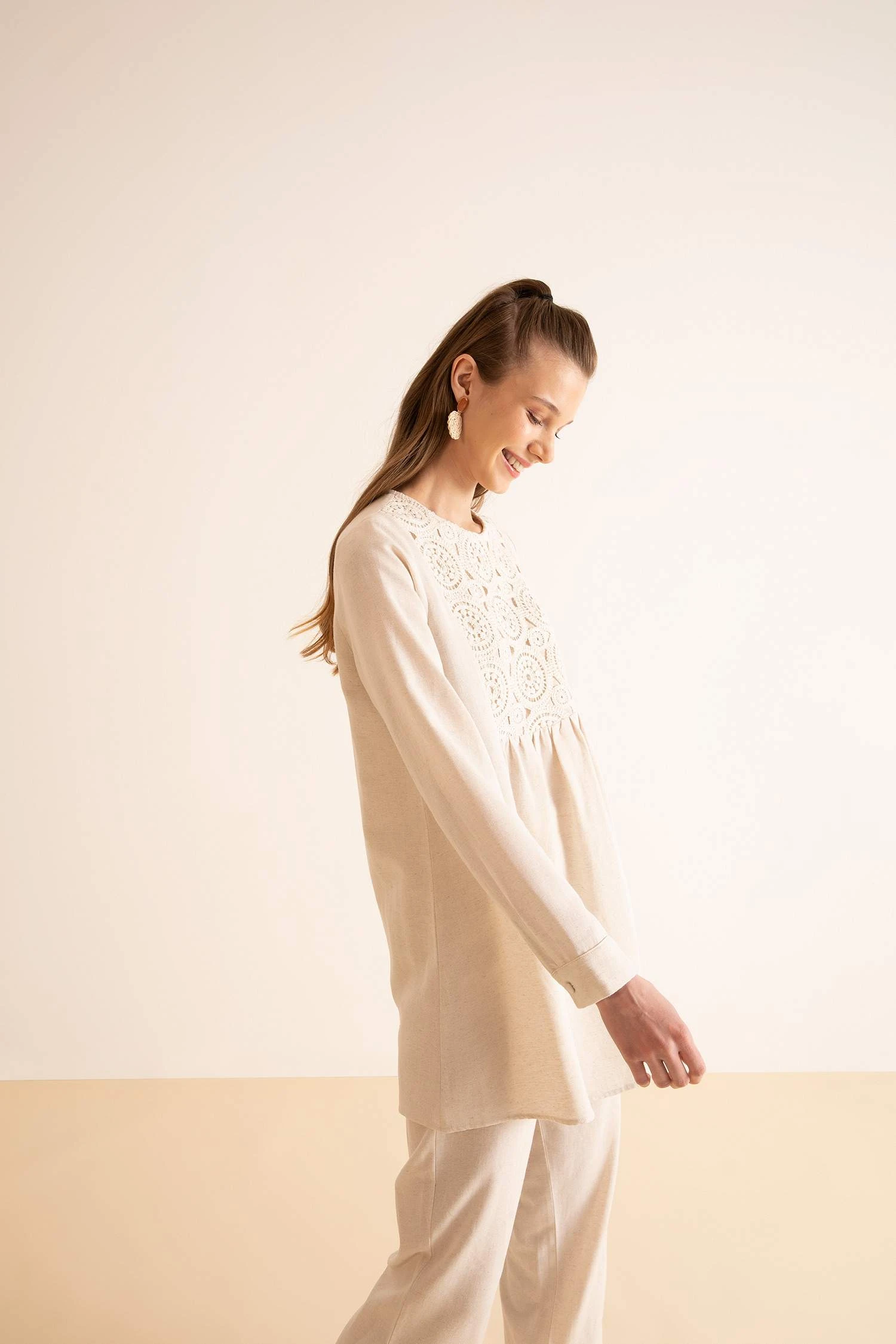 DeFacto Regular Fit Bisiklet Yaka Dantel Detaylı Keten Karışımlı Uzun Kollu Tişört Tunik 4 DeFacto Regular Fit Bisiklet Yaka Dantel Detaylı Keten Karışımlı Uzun Kollu Tişört Tunik – Bild 2