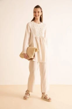 DeFacto Regular Fit Bisiklet Yaka Dantel Detaylı Keten Karışımlı Uzun Kollu Tişört Tunik 13 DeFacto Regular Fit Bisiklet Yaka Dantel Detaylı Keten Karışımlı Uzun Kollu Tişört Tunik -Tunik Style Y1581AZ 22SP BG33 03 03