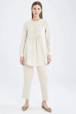 DeFacto Regular Fit Bisiklet Yaka Dantel Detaylı Keten Karışımlı Uzun Kollu Tişört Tunik 15 DeFacto Regular Fit Bisiklet Yaka Dantel Detaylı Keten Karışımlı Uzun Kollu Tişört Tunik -Tunik Style Y1581AZ 22SP BG33 05 02