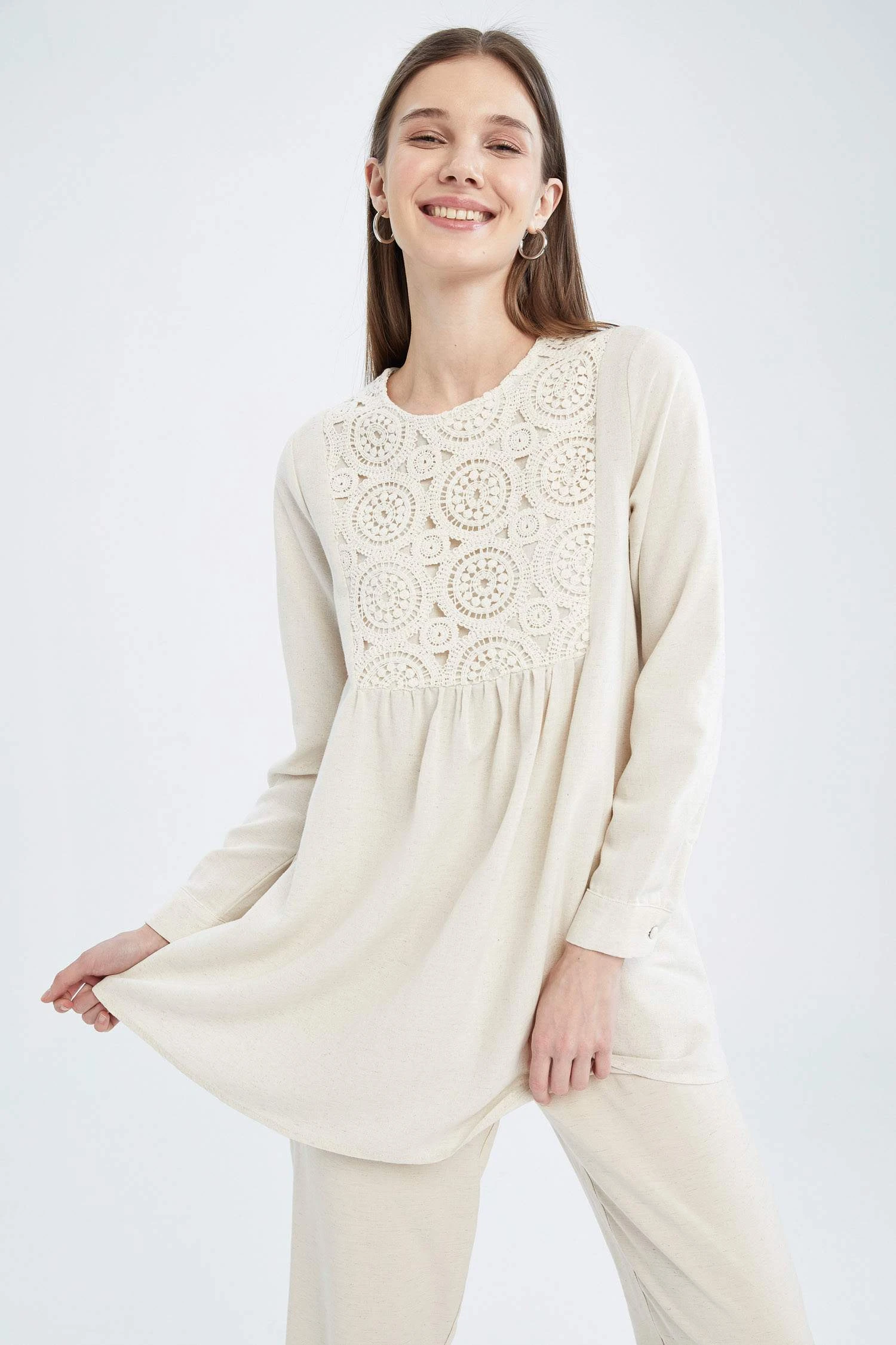 DeFacto Regular Fit Bisiklet Yaka Dantel Detaylı Keten Karışımlı Uzun Kollu Tişört Tunik 9 DeFacto Regular Fit Bisiklet Yaka Dantel Detaylı Keten Karışımlı Uzun Kollu Tişört Tunik – Bild 7