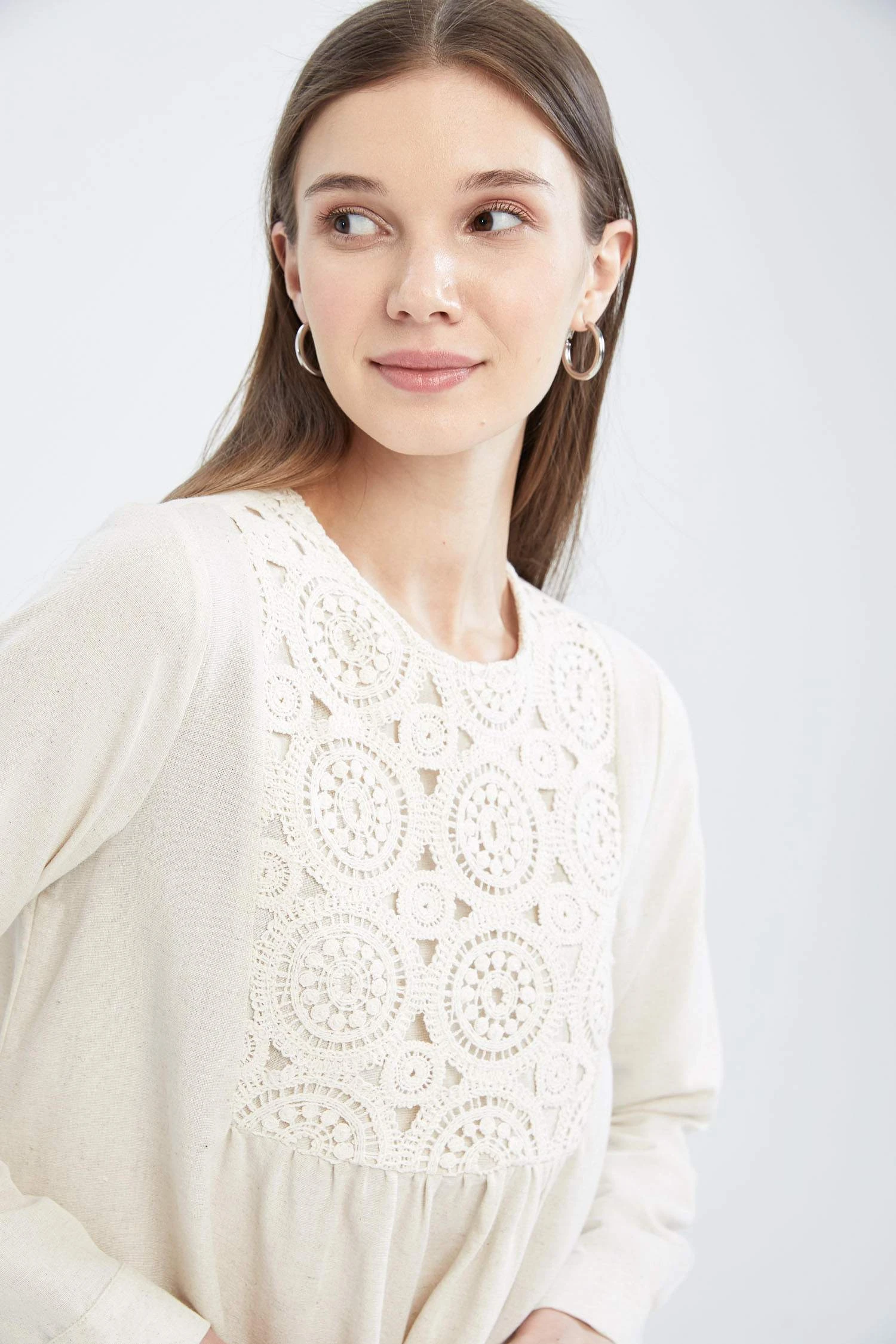 DeFacto Regular Fit Bisiklet Yaka Dantel Detaylı Keten Karışımlı Uzun Kollu Tişört Tunik 10 DeFacto Regular Fit Bisiklet Yaka Dantel Detaylı Keten Karışımlı Uzun Kollu Tişört Tunik – Bild 8