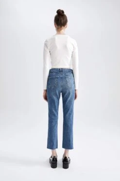 DeFacto Straight Fit Yüksek Bel Kesik Uçlu Paça Geri Dönüşümlü Jean Pantolon -Tunik Style Y8942AZ 22AU NM28 07 01