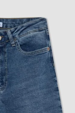 DeFacto Straight Fit Yüksek Bel Kesik Uçlu Paça Geri Dönüşümlü Jean Pantolon -Tunik Style Y8942AZ 22AU NM28 09 01